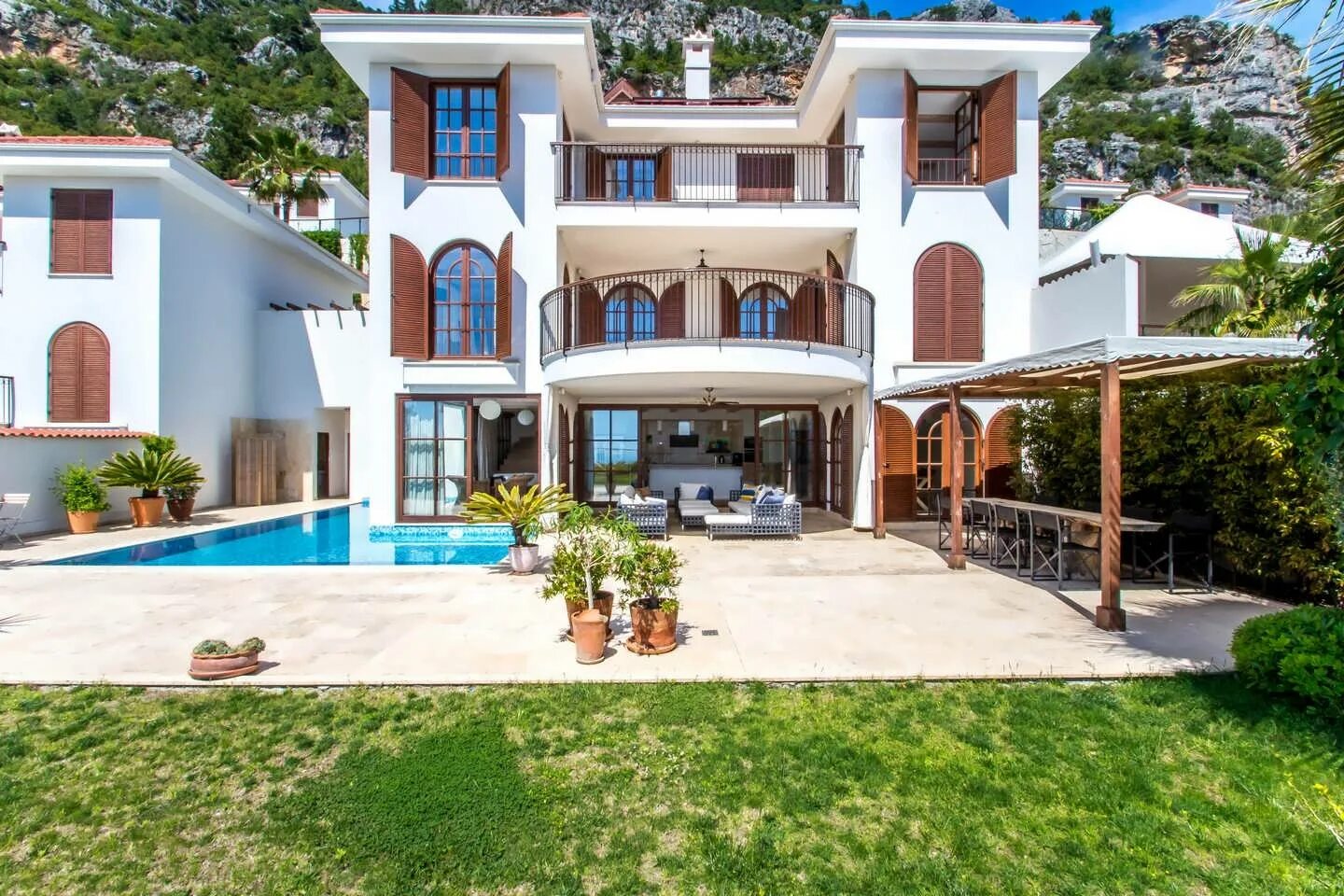 Небольшие дома в турции. Старые дома в турции. Карс турция. Русский дом в турции. Конак жилище.