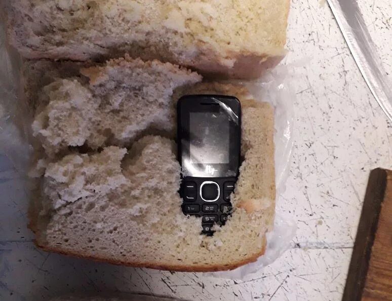 Как замаскировать телефон. СИЗО 4 Шахты. Мобильник в хлебе. Спрятать телефон. Замаскированный сотовый телефон.