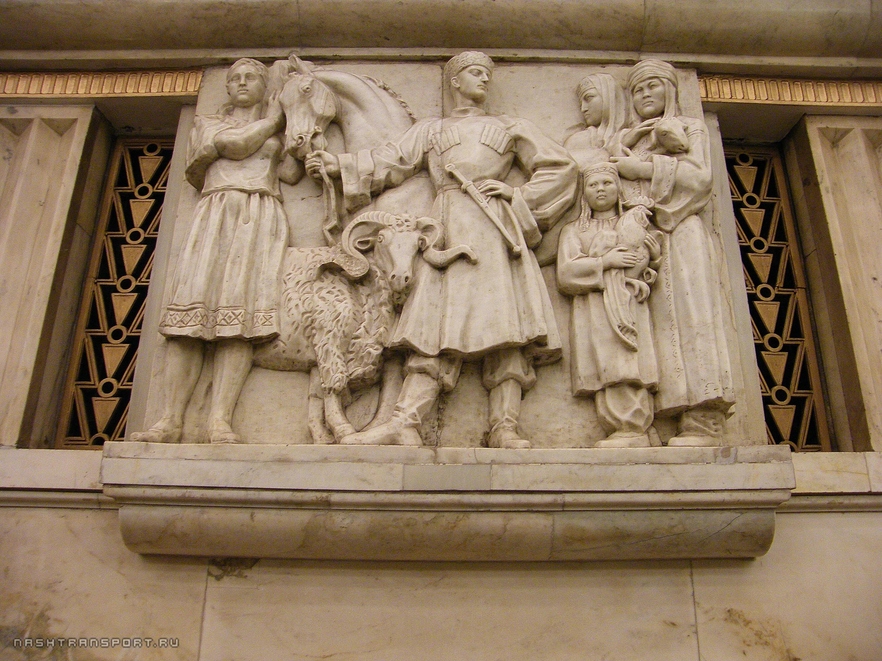 Барельеф метро. Станция парк культуры барельефы. Барельефы на станции метро парк культуры. Барельеф метро парк культуры. Метро нарвская скульптуры.