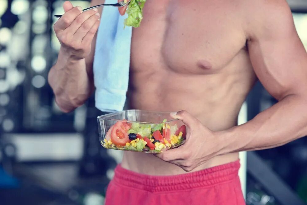 Питание мужчин после 40. Парень с салатом. Еда для спортсменов. Мужская диета. Завтрак спортсмена.