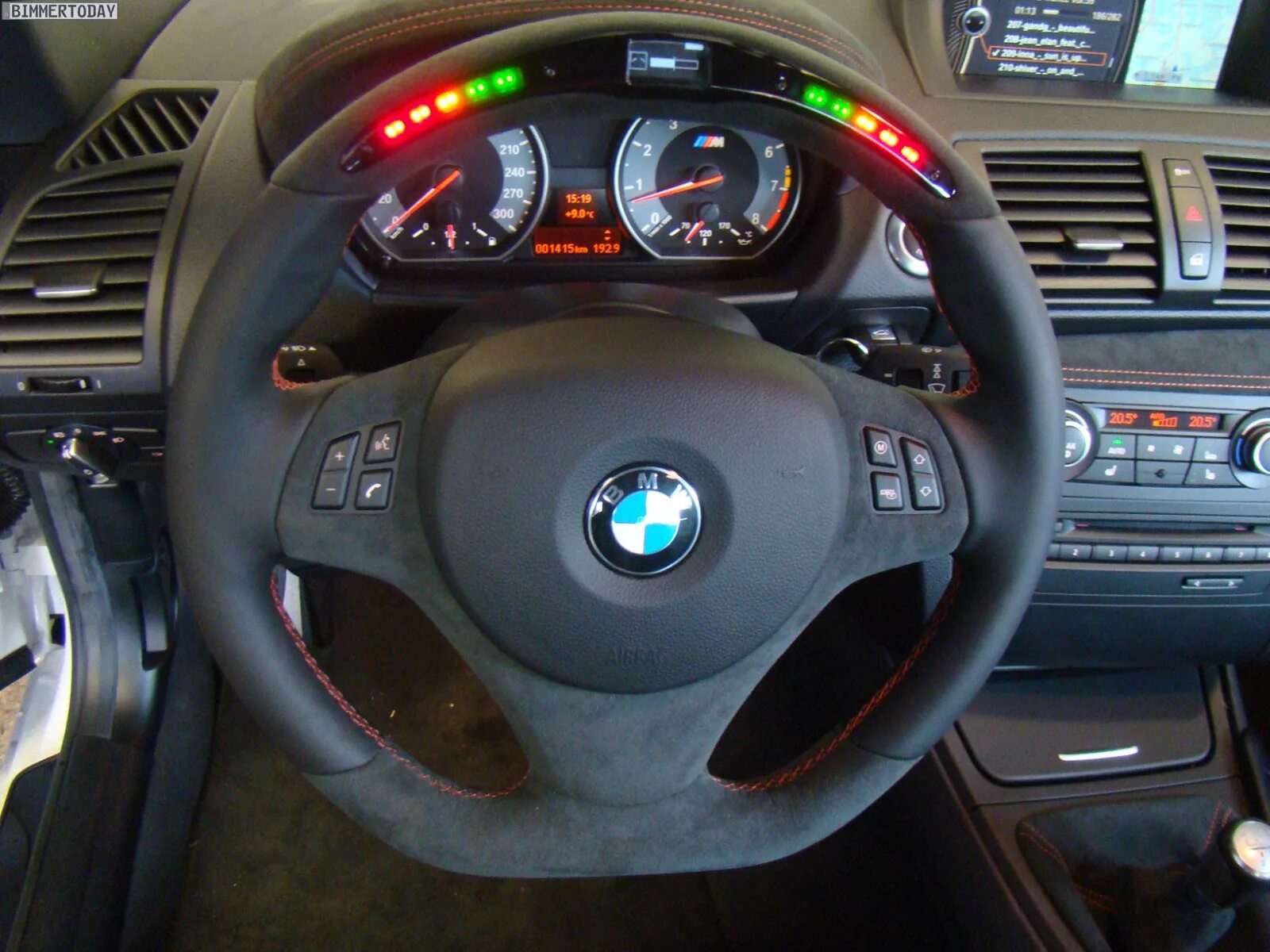 Светящийся руль. Руль performance бмв е92. руль с тахометром bmw e90. bmw e63 m6 руль. руль bmw m performance с индикатором.