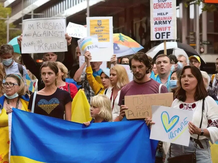 Движение против украины. Протесты против войны с Украиной. Россияне и украинцы. Украинцы против войны. Украинцы с флагом.