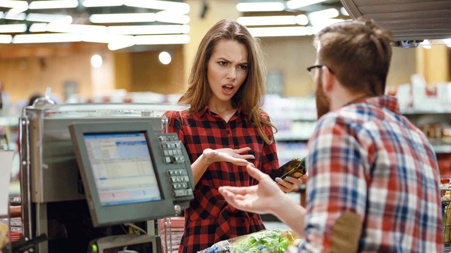 Возврат продукции- возврат заказчика. Продавец одежды. Покупатель в магазине. Покупатель в магазине. Некачественный товар.