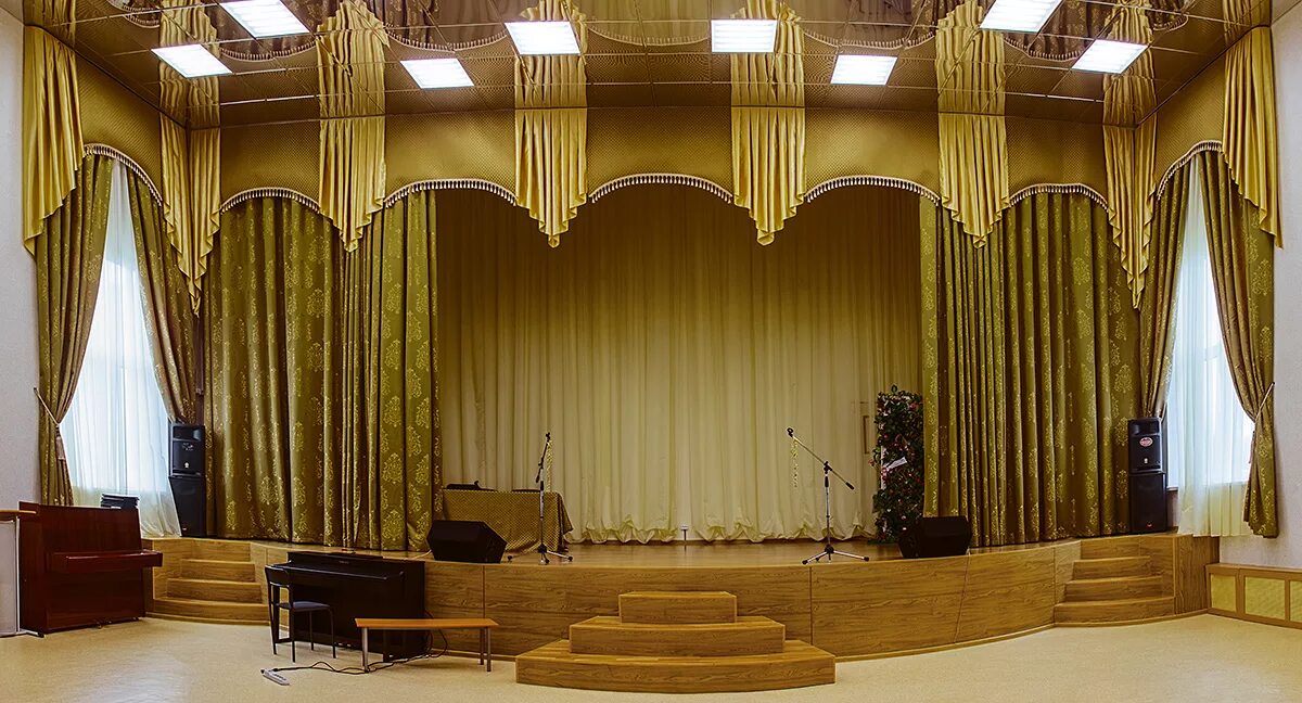 одежда из гардины. шторы одежда. шторы для актового зала школы. шторы с ламбрекеном бирюзового цвета. одежда сцены падуги, арлекин.