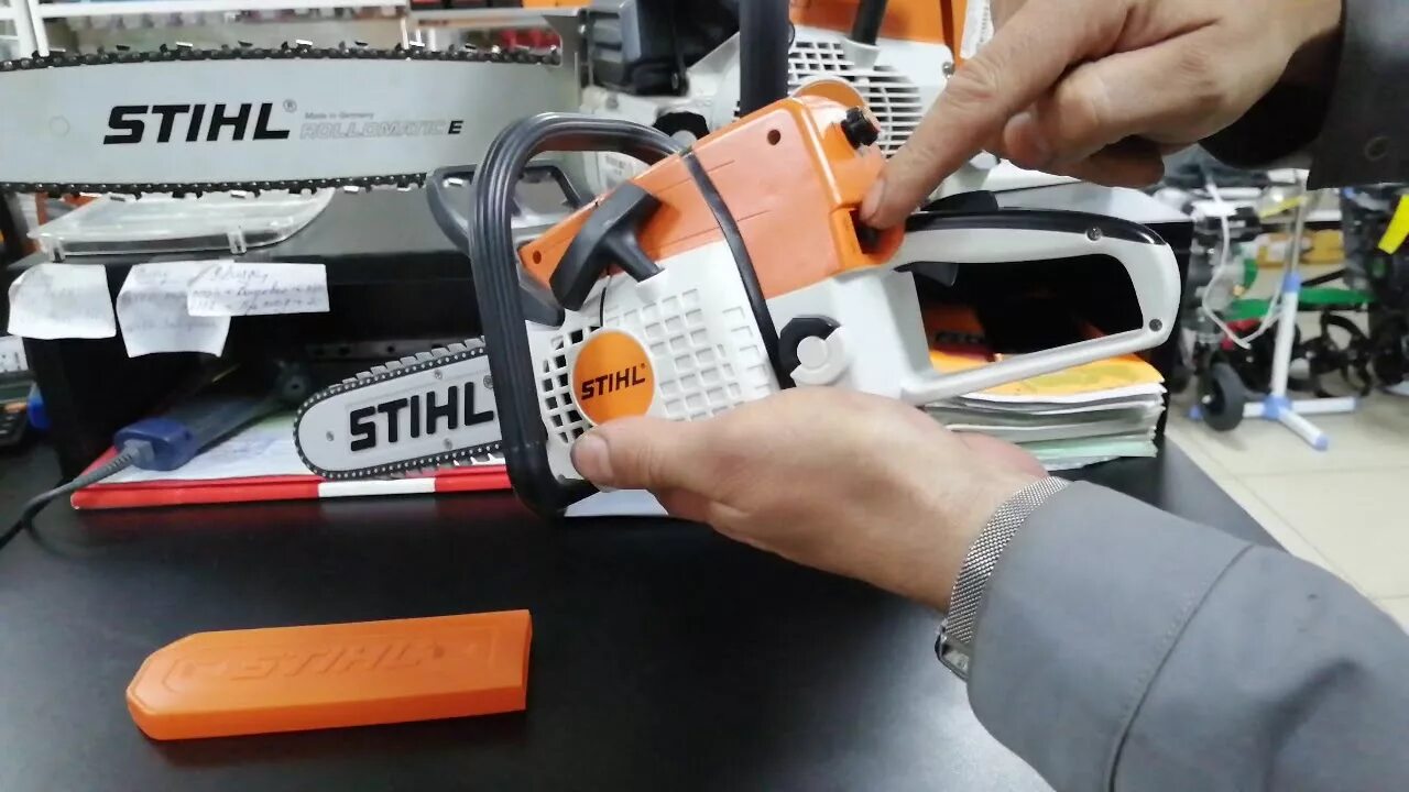 Детская пила Stihl. Бензопила штиль шт 520. Игрушечная бензопила Stihl. Бензопила-игрушка Stihl 04649340000. Пила штиль видео