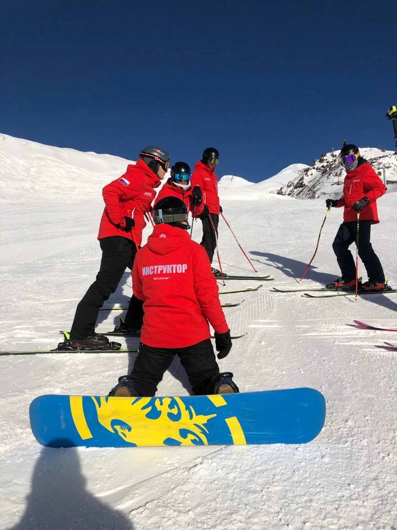 Инструктор шерегеш. Инструктор по горным лыжам крылатское. Имграсоны служба губаха. Инструктор по сноуборду роза хутор. Горнолыжный комплекс дивный служба инструкторов.