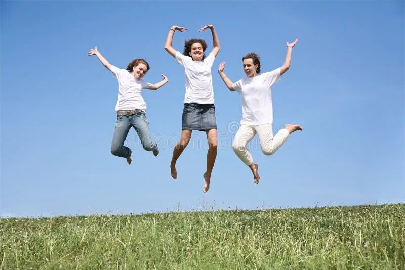 Прыгнем вместе. Подруги в прыжке. давайте все вместе прыгнем. smiling friends.
