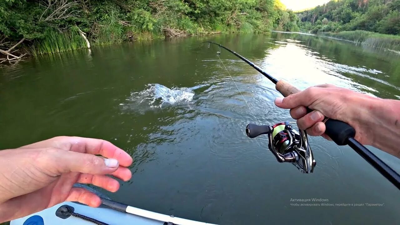 Спиннинг видео. Видео про рыбалку на спиннинг. Речка с удочками. Рыбалка на спиннинг 2022.. Спиннинг летом видео