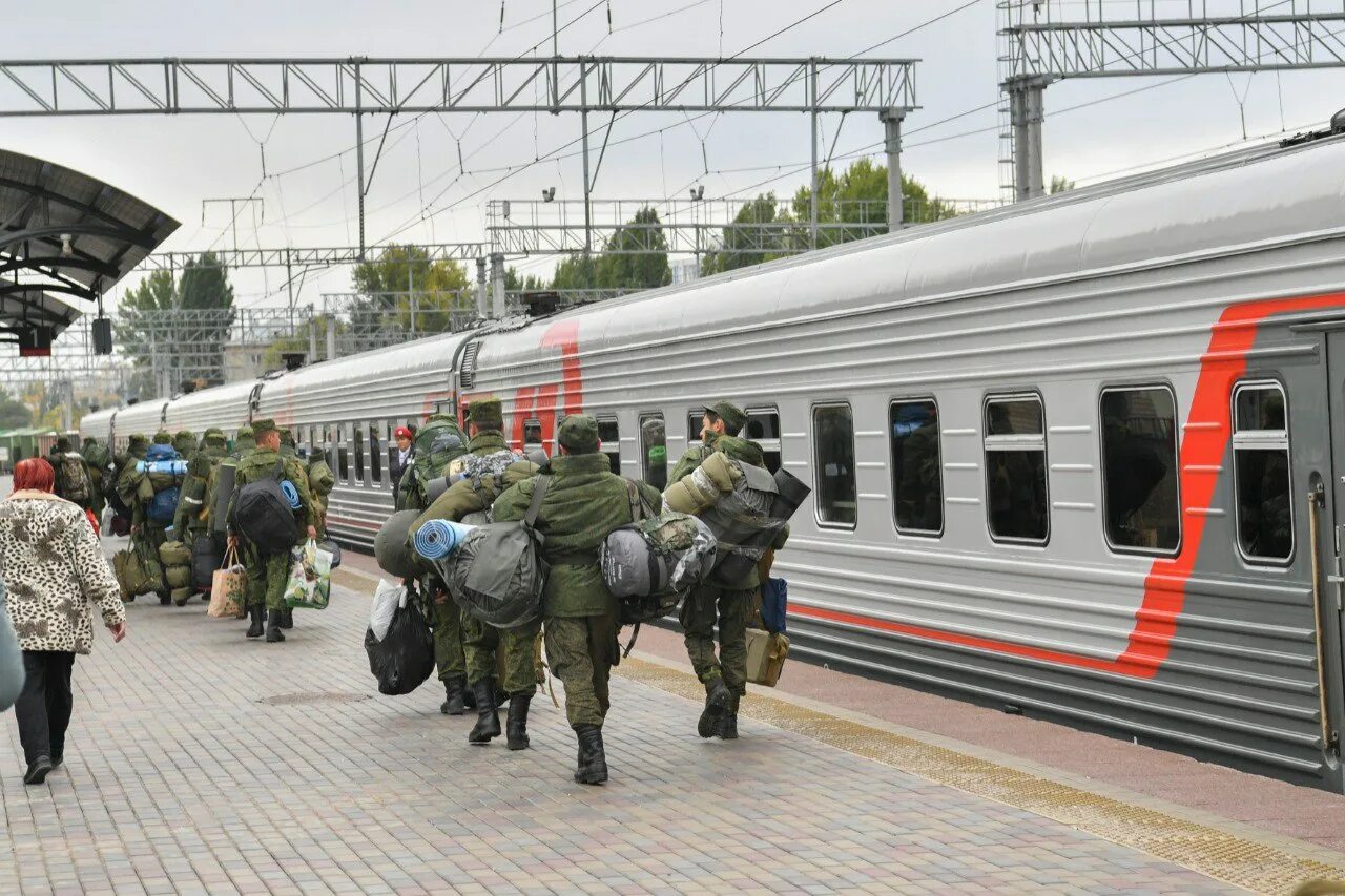 Госдума приняла мобилизация. Проводы на вокзале. Военные на вокзале. Украинские поезда. Мобилизованные на вокзале в Саратове.