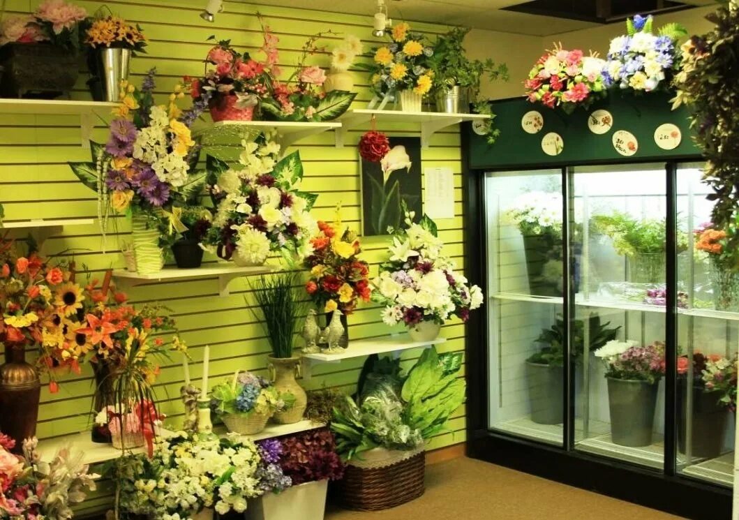 Интерьер цветочного магазина. Красивый цветочный магазин. Цветы в цветочном магазине. Оборудование для магазина цветов.