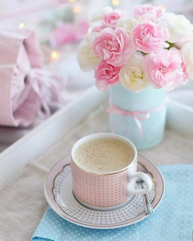 Доброе утро нежные картинки. Нежное утро. Нежные утренние цветы. Кофе и цветы. С добрым утром.