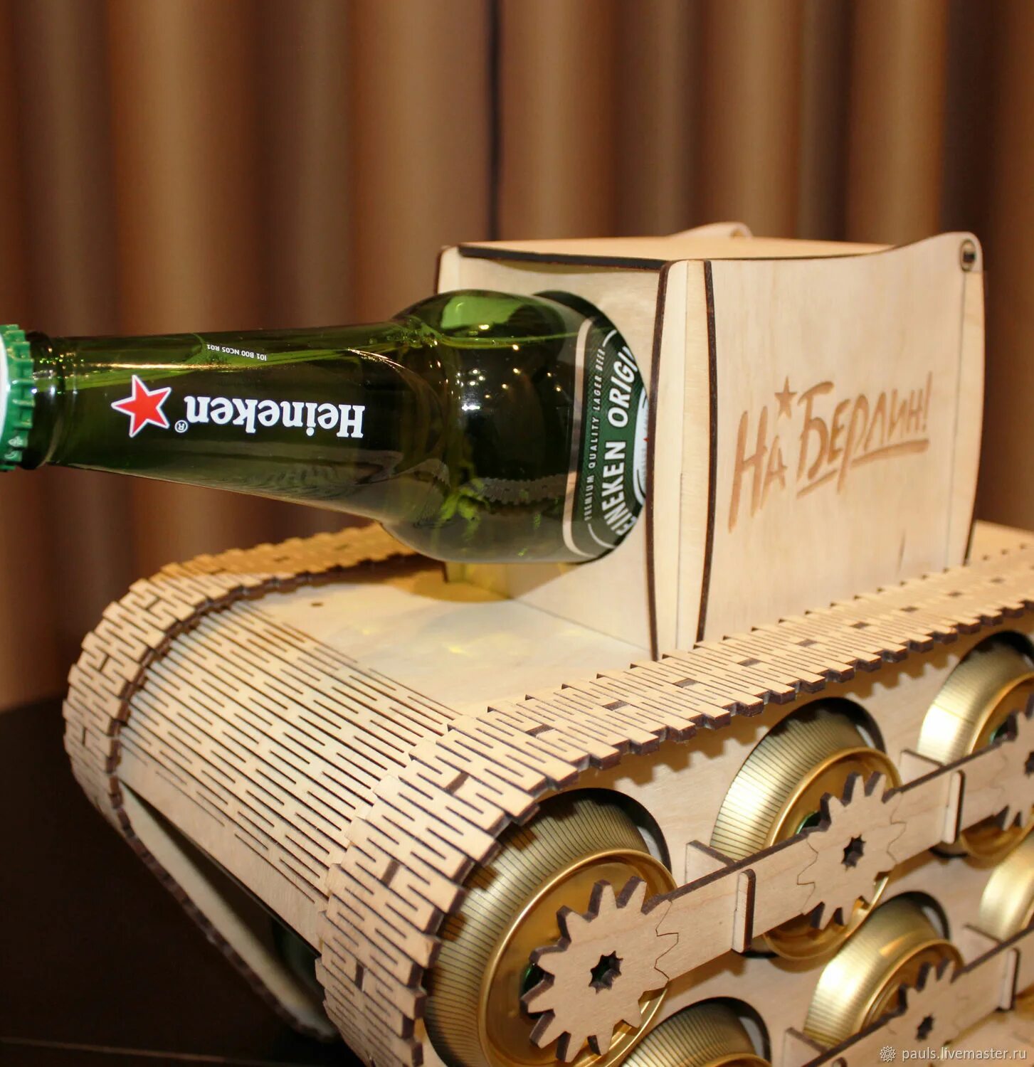 Подарок на 23 февраля мужчине оригинальный. Необычный подарок мужчине. Подарок на 23 с пивом своими руками. Подарки на 23 февраля мужчинам. Подарки с пивом для мужчин на 23.