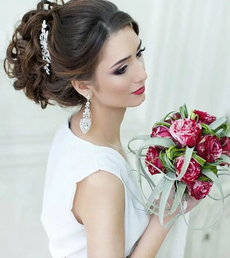 свадебные причёски на средние волосы с фатой. причёски с диадемой на средние волосы. прическа невесты без челки. прическа невесты без челки. прическа на свадьбу с прямой челкой.