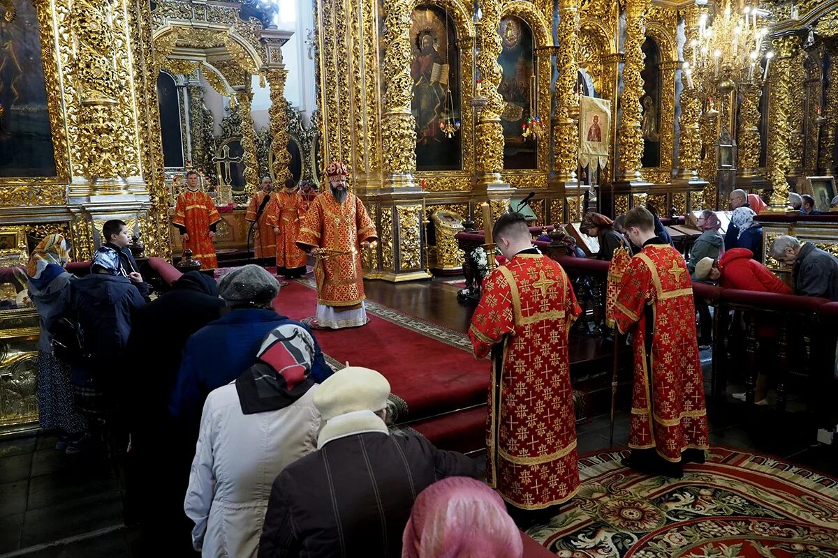 Служба в соборе смоленск. Смоленский кафедральный свято-успенский собор священнослужители. Литургия картинки. Служба в соборе смоленск. 01.