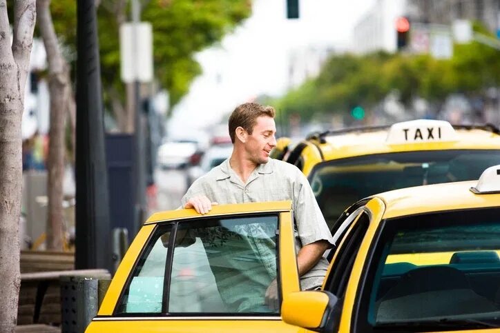 He took a taxi. Человек садится в такси. Пассажир такси. Человек останавливает такси. Мужчина пассажир в такси.