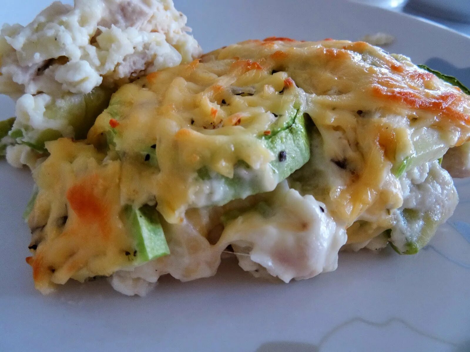 Тушеные кабачки с курицей. Курица с кабачками. Курица с кабачком диетическая. Курица в зеленом соусе. Курица с кабачком диетическая.