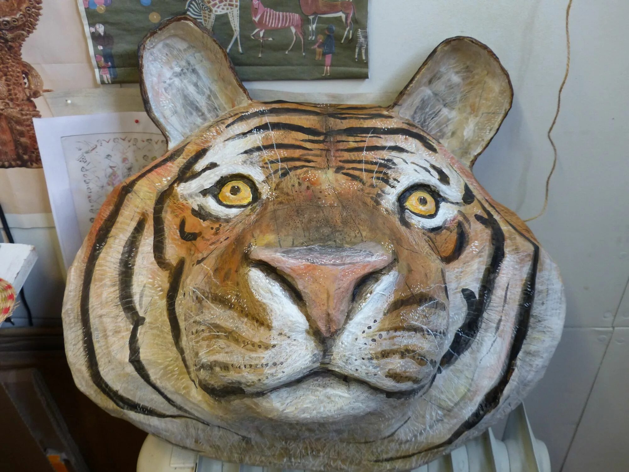 Поделка тигр из папье маше. Тигр папье маше елочная игрушка. Кот из папье маше. Тигренок из папье маше. Тигр папье маше.