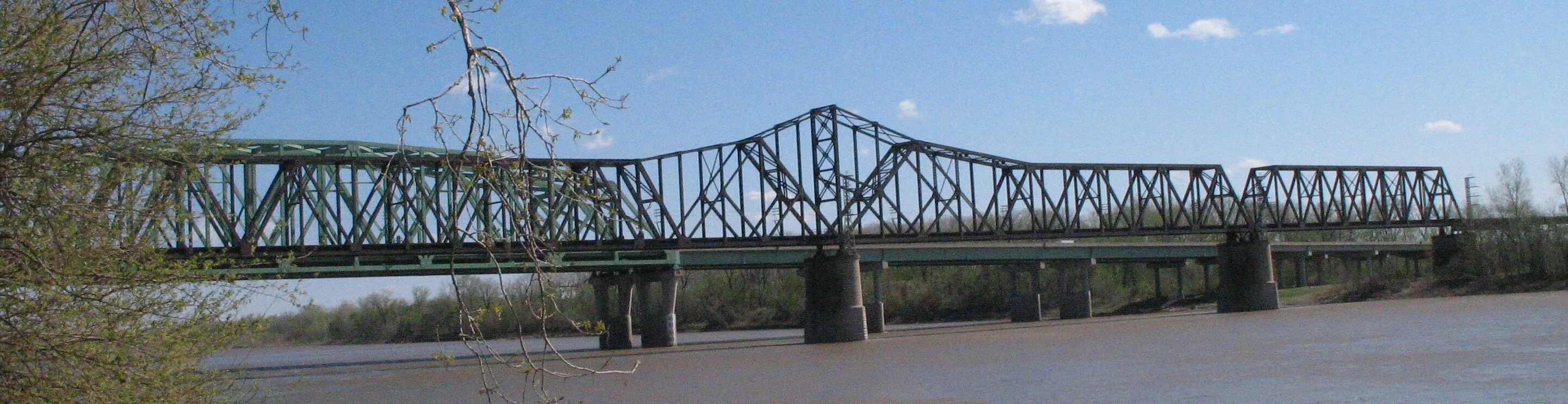 Руины железнодорожного моста достопримечательность. Wabash Bridge. Нью Таун, Северная Дакота мост через Миссури трагедия. North Wabash District Bridge. Мосты дискавери