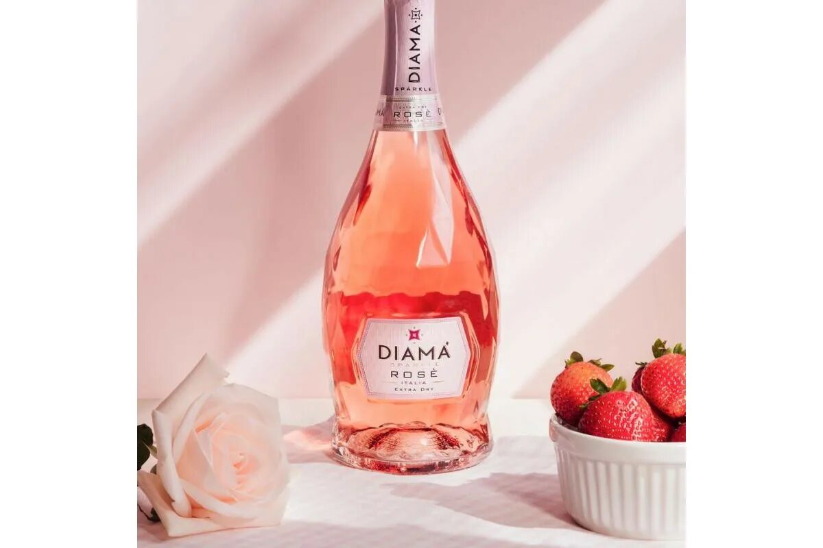 Ароматное шампанское. Розовое игристое вино. Розовое шампанского. Персиковое игристое вино. Бокал для шампанского розовый.