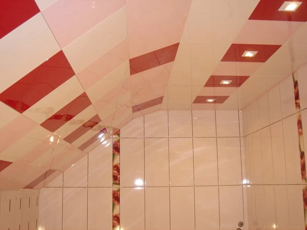 Натяжные потолки ванная плитка. Алюминиевые кассетные потолки Cesa. Потолок в ванную комнату. Кассетный потолок в ванной комнате. Плиточный подвесной потолок для ванной.