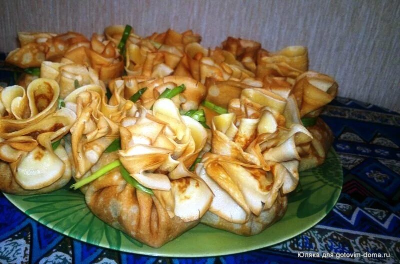Курица с грибами в блинных мешочках. Блинные мешочки. фаршированные блины мешочки. блинные мешочки с курицей и грибами.