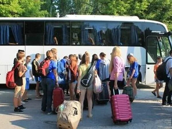 Автобус дол. Отъезд детей в лагерь. Заезд детей в лагерь. Дети уезжают в лагерь. Автобусы едут в лагерь.