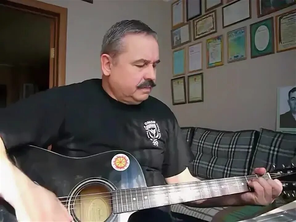 дочь рыбака-макаревич. нужна песня видео. впятером на одной гитаре. нужна песня видео. дети поют.