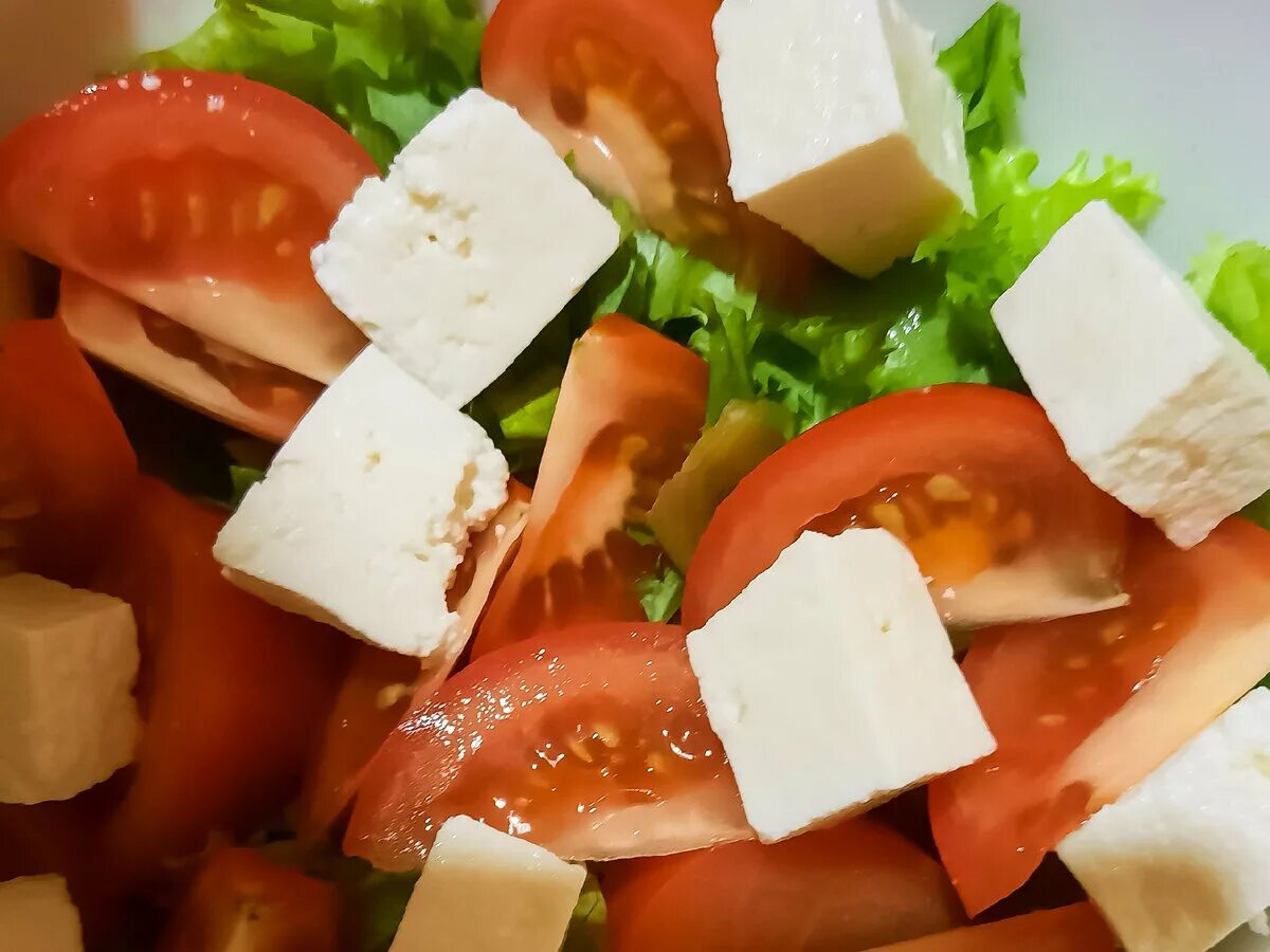 Тунец помидор сыр. Салат с брынзой и помидорами. салат тунец помидоры ,брынза. салат с тунцом и помидорами. блюдо с брынзой и тунцом.