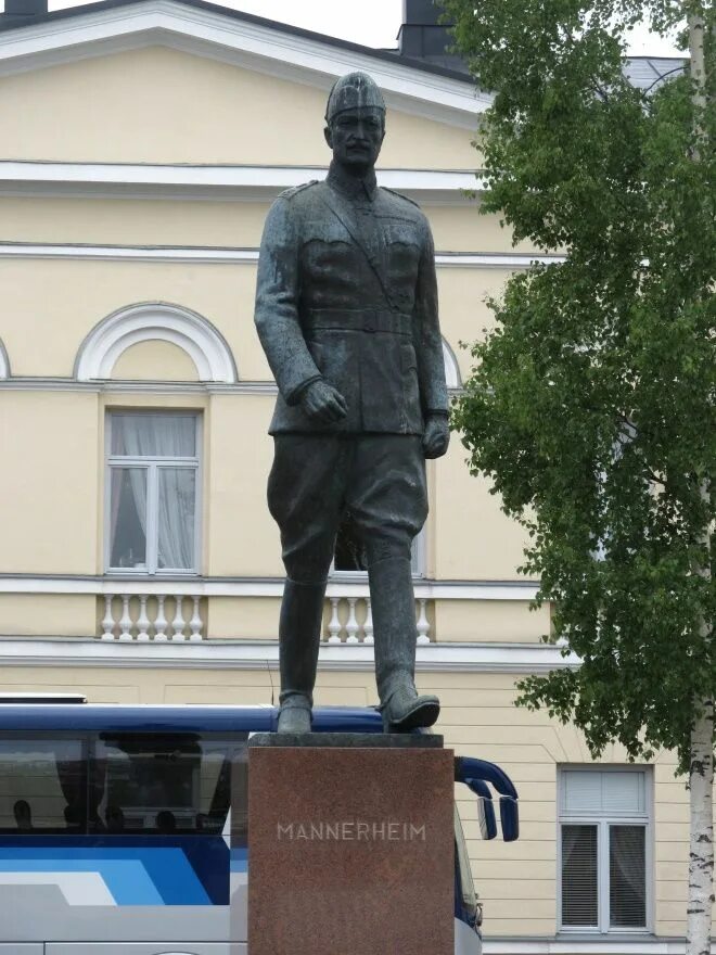 Памятники финляндии. Памятник маршалу маннергейму в хельсинки. памятник густаву маннергейму. памятник маннергейму в финляндии. памятник маннергейму в тампере.