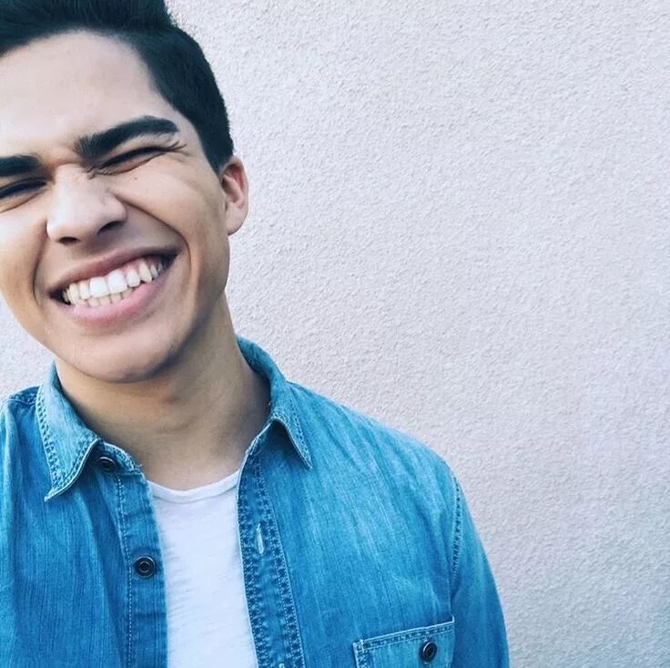 Alex Aiono. Alex Singer. Аено. Alex Aiono биография.