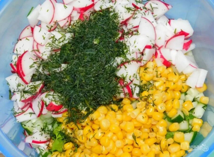 Салат с редиской и огурцом и кукурузой. Салат с редиской и огурцом. Салат с редиской и огурцом и кукурузой. Простой салат из редиски с кукурузой. Салат с редиской и огурцом и кукурузой.