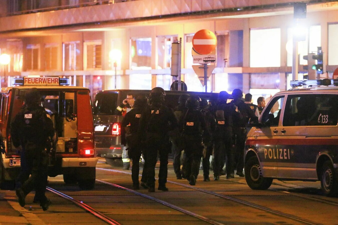 Европа нападение. Вена Австрия полиция. Теракт в Австрии. Полицейский в Австрии.