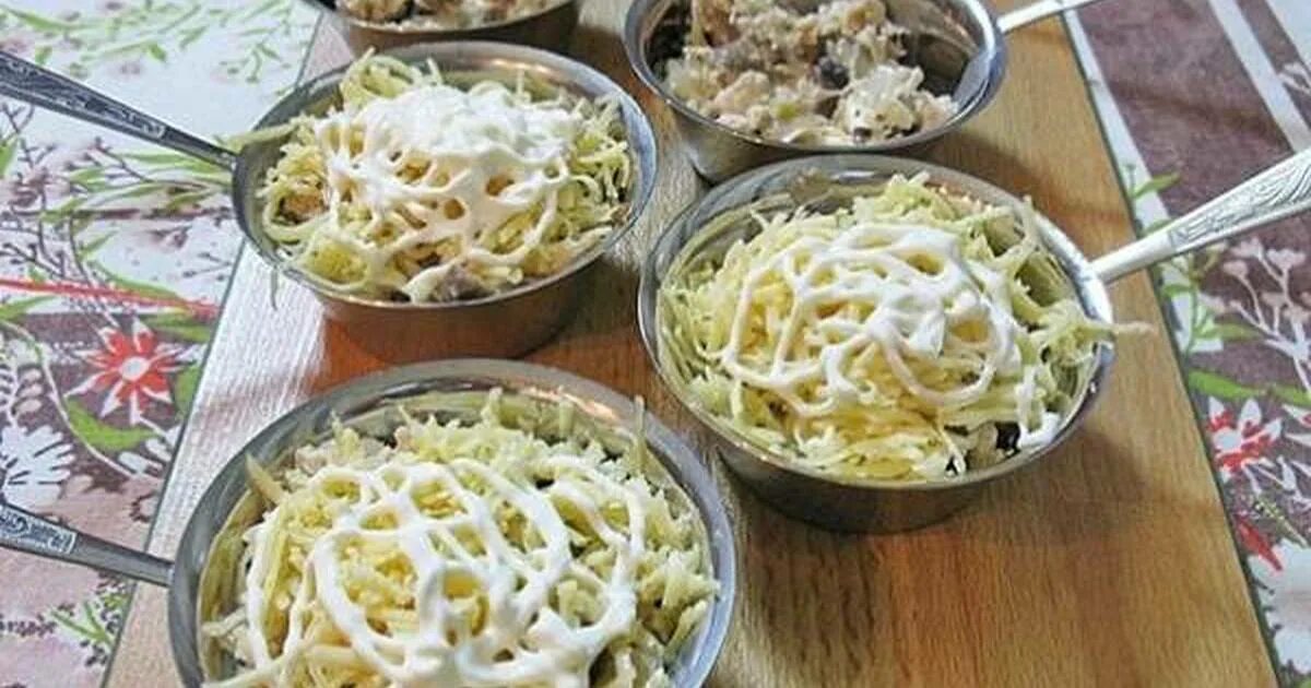 Салат жульен с курицей и грибами рецепт. Салат жульен. салат жульен с курицей. салат жульен с грибами. салат жульен с курицей и грибами.