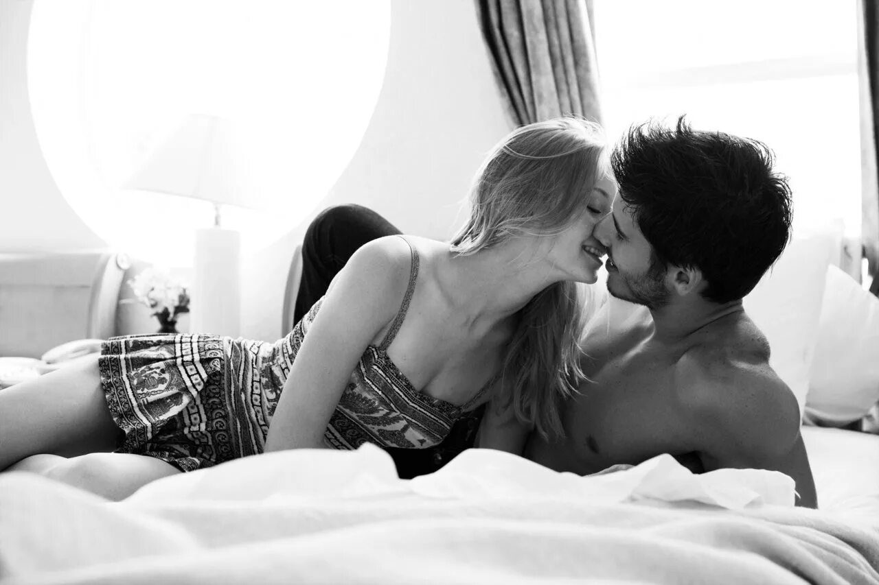 Сонник целоваться с чужим мужчиной. Поцелуи в кровати. Парень и девушка в кровати. Парень сдевушекой в кровати. Парень с девушкой в кровате.