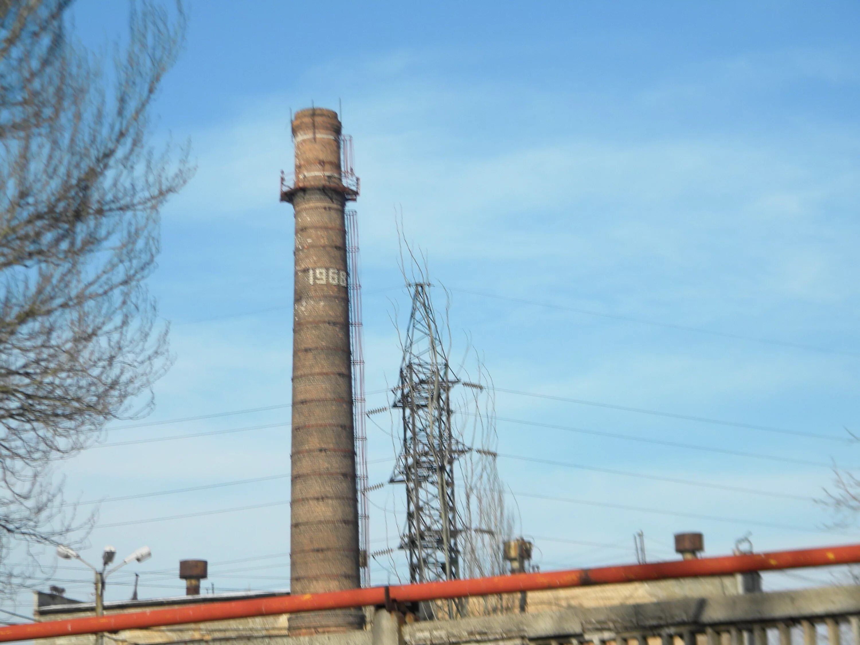 Дымовая труба котельной. Труба кочегарки. Труба котельная. Котельная труба тобольск. Дымовая труба кочегарки невская мануфактура.