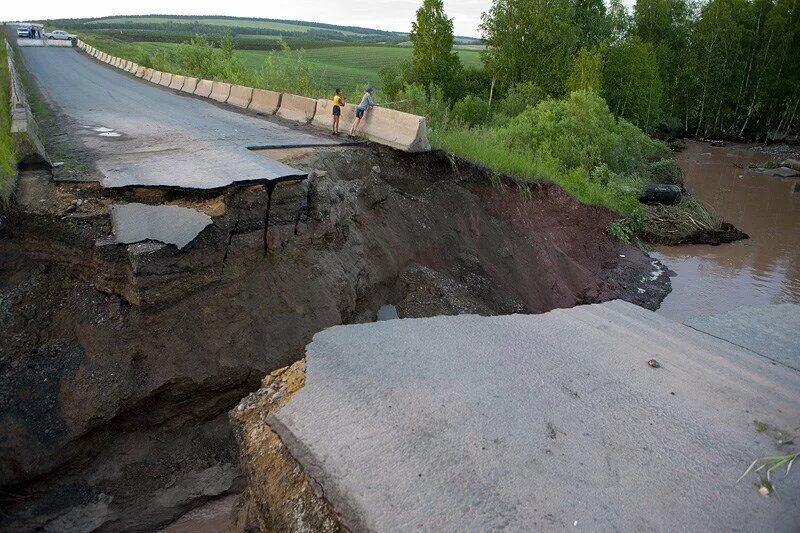 Размывает берег. Дамба Бурятия. Береговые дамбы. Размыв дамбы. Размыв берегов.