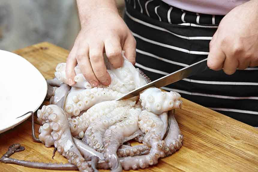 Осьминог который выворачивается наизнанку. Осьминог очищенный. Как почистить осьминога. Надо ли чистить осьминога. Осьминог очищенный.