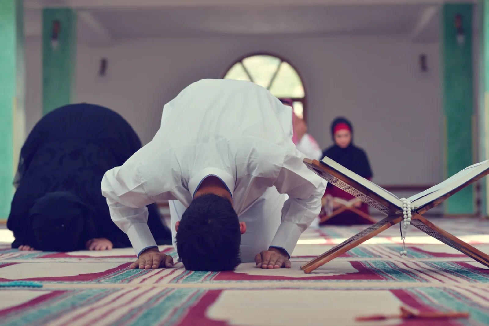 Мужчина в мечети. Мужчина молится в мечети. Парень в мечети.