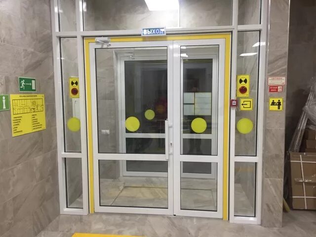 Желтый круг для слабовидящих. Контрастная лента для маркировки дверных проемов и ступеней 50мм. Противоударная полоса на двери МГН. Контрастная маркировка дверей для инвалидов. Входная дверь для инвалидов.