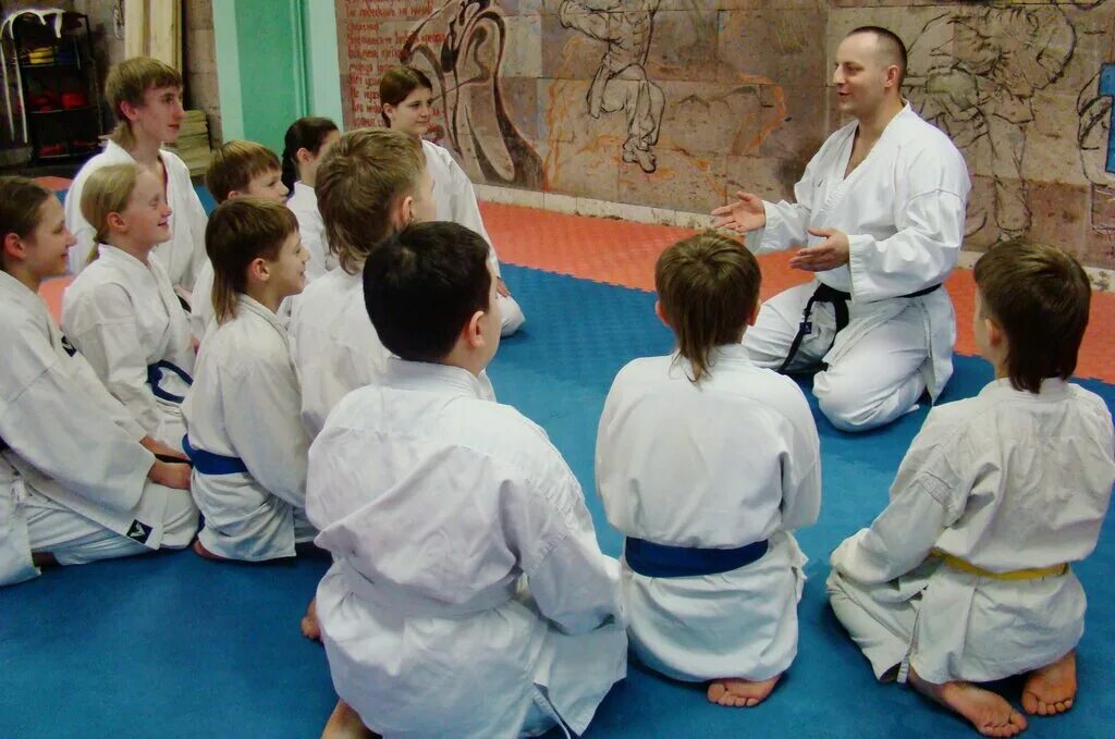 баскетбольный зал в школе. спортивные секции орла. спортивные секции орла. какие есть секции. каратэ для дошкольников.