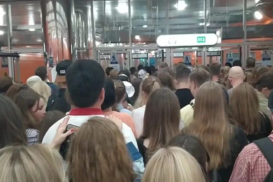 Санкт петербург метро задымление. Давка в метро. Давка в Московском метро. Давки Санкт- Петербург. Давка в автобусе.