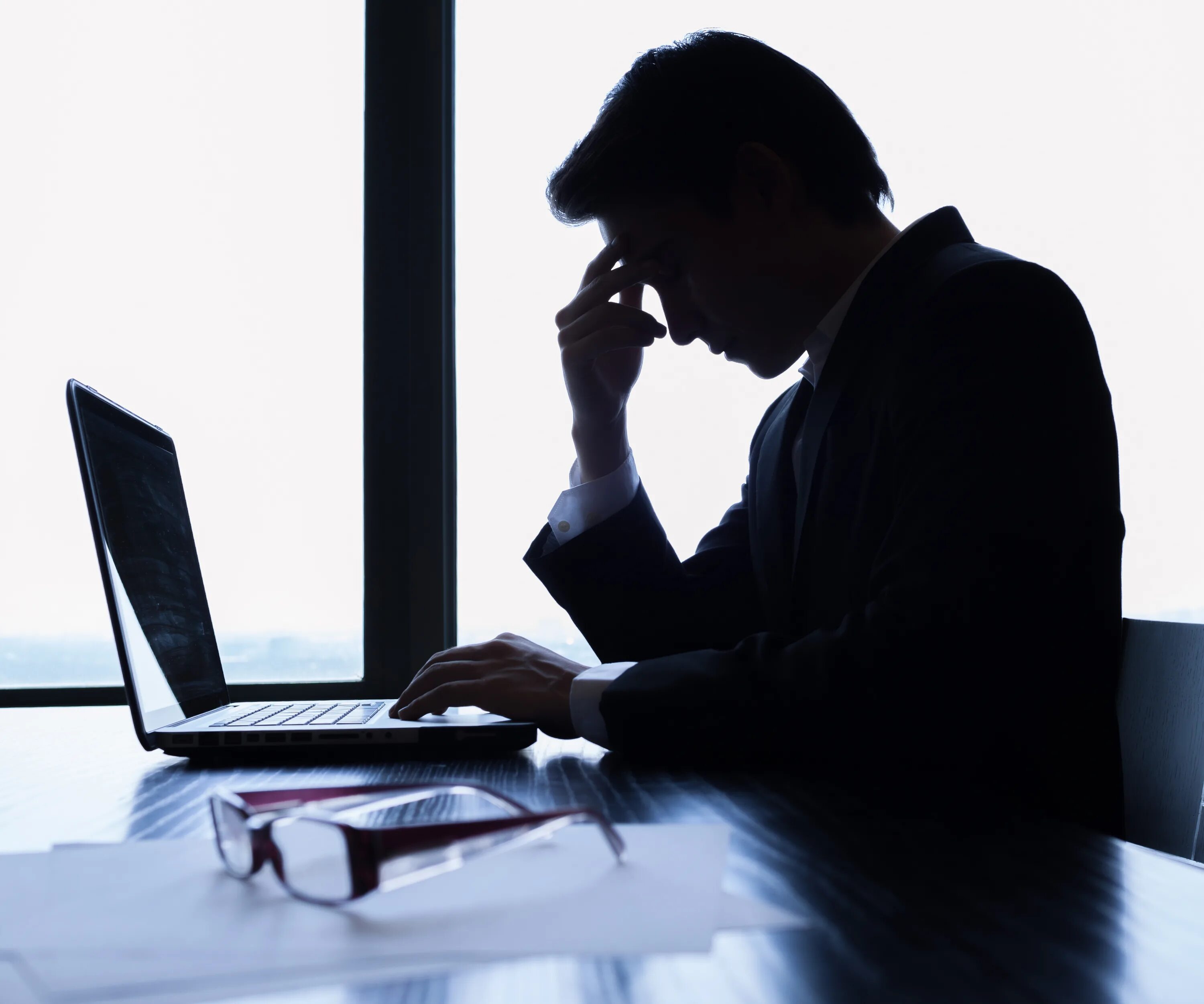 Человек за компьютером. Мама в декрете. Одинокие работы. Скучает в офисе. Одинокие работы.