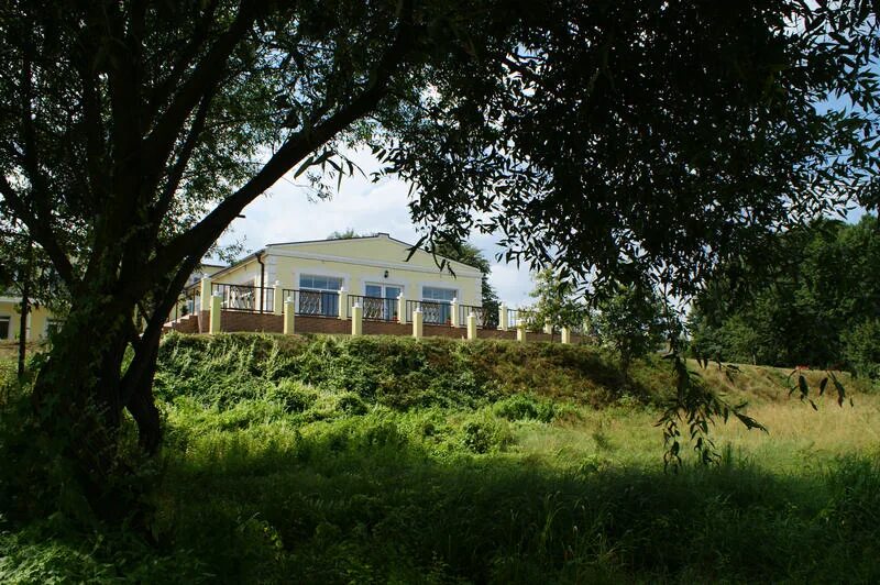 Вишнёвый сад луганская область. Вишнёвый сад чехов театр. Театр спектакль вишневый сад. Парк отель вишнёвый сад домики. Вишнёвый сад чехов эксклюзивная классика.