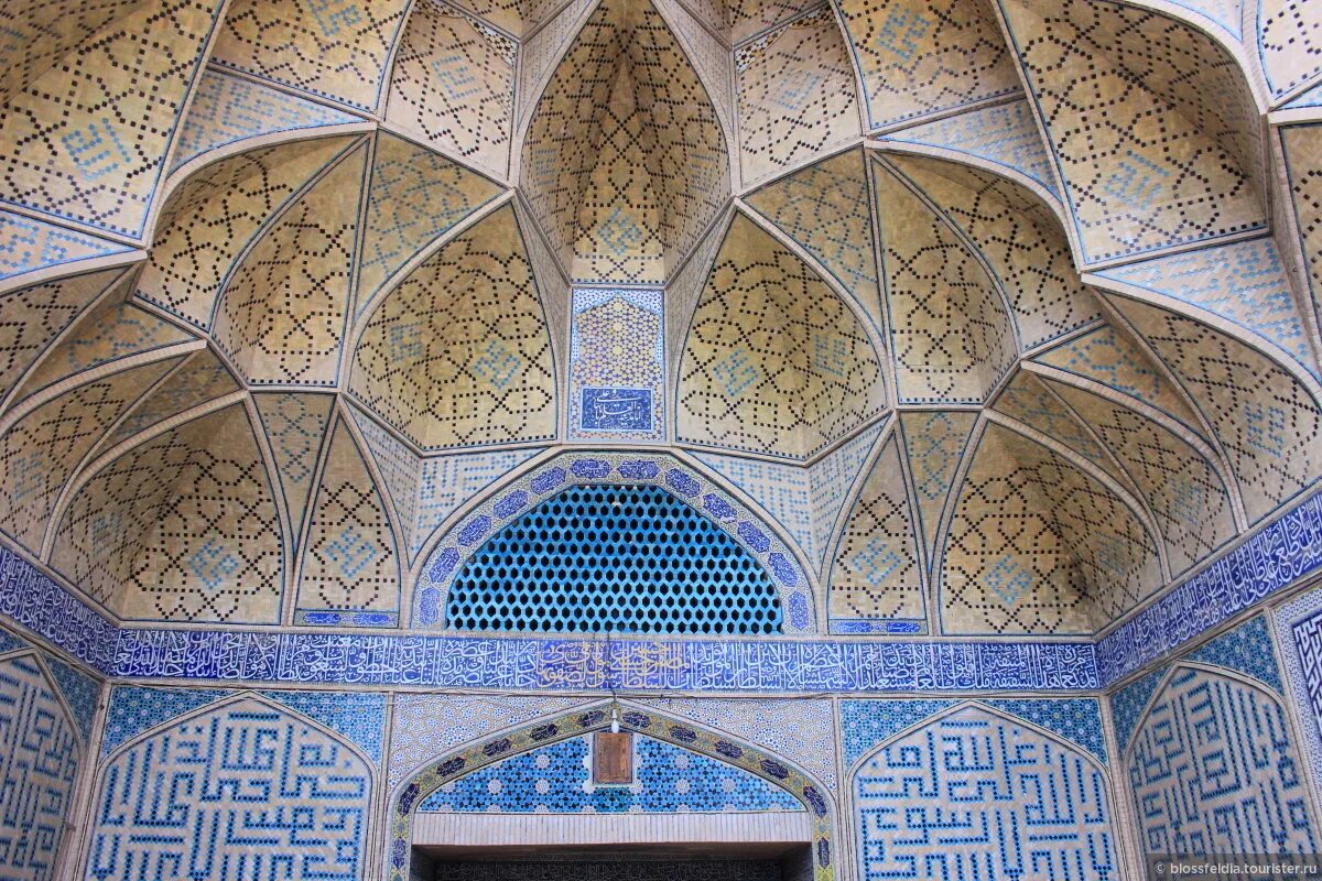 Стамбул голубая мечеть потолок. Сводчатый зал в мечети 5 букв сканворд. Мечеть сулеймание внутри. Vienna ceilling kliment. Правильный интерьер мечети.