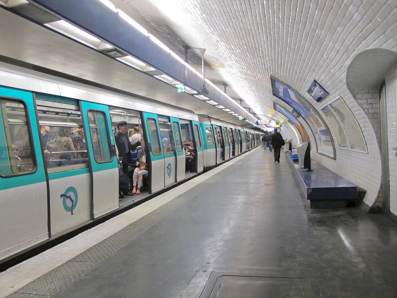 Метрополитены франции. Метрополитен Парижа. Invalides Paris Metro. Метро Франции Париж. Станции парижского метро.