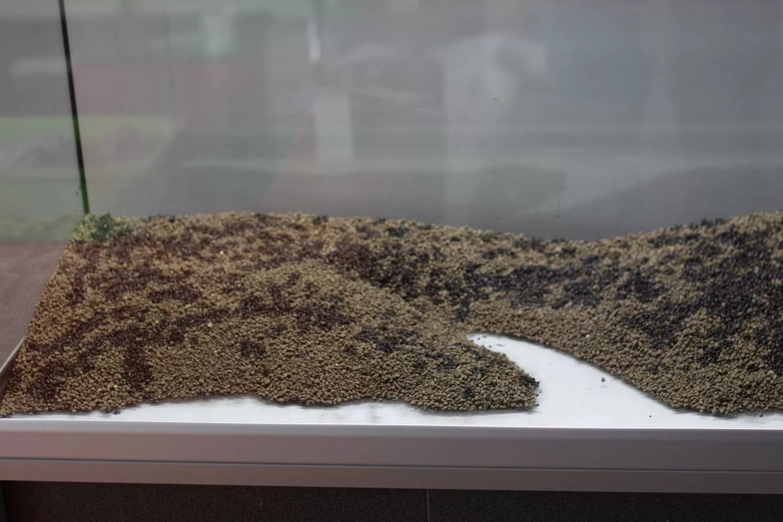 Добавить грунт в аквариум. Soil грунт для аквариума. грунт пропант для аквариума. засыпка грунта в аквариум. грунт песок для аквариума.