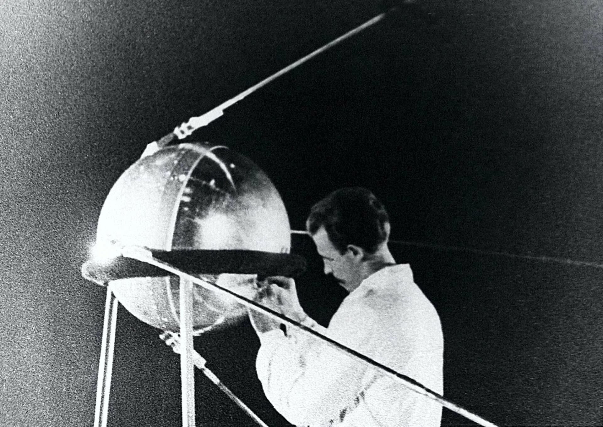 4 октября 1957 года космос. Первый искусственный Спутник земли 1957. Первый Спутник земли запущенный 4 октября 1957. Искусственный Спутник земли СССР 1957. Первый ИСЗ Спутник СССР.