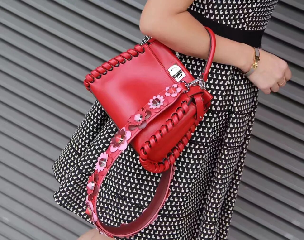 Маленькая сумочка с широким ремнем. Сумка женская через плечо с широким ремнем. Маленькая сумка с широким ремнем. Marc jacobs camera bag 2022. Сумка с красивым ремнем.