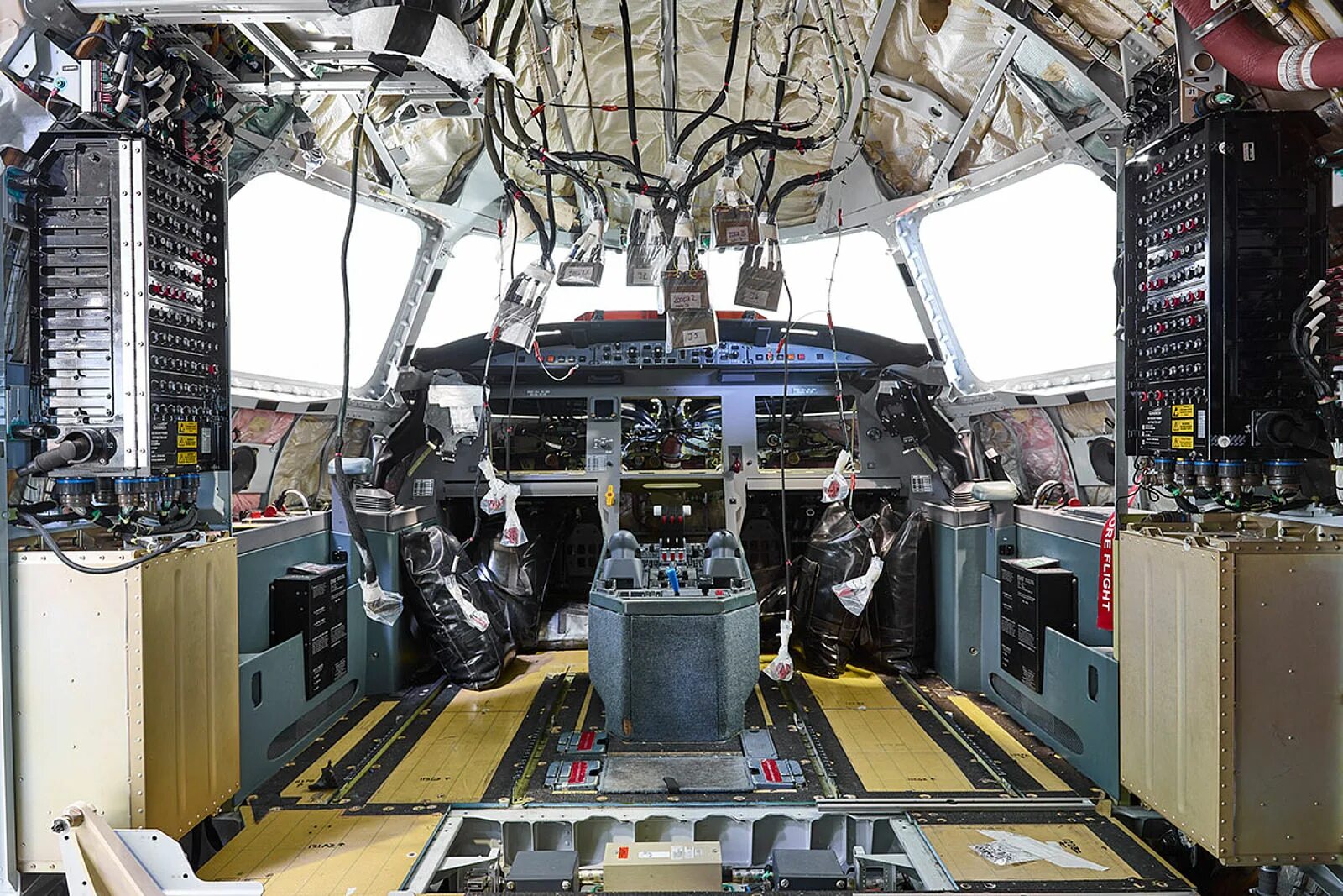 Falcon 7x Cockpit. Falcon 7x кабина. Авионика выставка. Авионика фото.