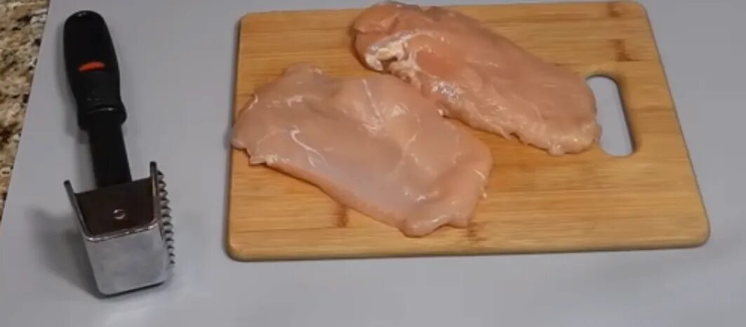 Куриная грудка в бумаге. Куриную грудку разрезать вдоль. порезанная куриная грудка. куриное филе разрезать вдоль.